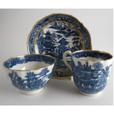 Caughley Scalloped Trio of Tea Bowl, Coffee Can and Saucer, Blue and White 'Pagoda' Landscape Pattern, c1785