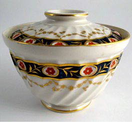 Factory 'X' (Keeling) Very Rare Covered Sugar Bowl of Oriental Shape, Shanked body with blue border, red flowers and gilded swags, pattern 94, c1800-1805