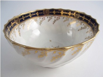 Chamberlains Worcester Slops Bowl of 'Waisted' Shanked Form, Decorated with Cobalt Blue Band and Gilt Decoration, Pattern 60, c1795