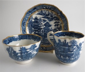 Caughley Scalloped Trio of Tea Bowl, Coffee Can & Saucer, Blue & White 'Pagoda' Landscape Pattern, c1785