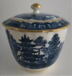 Caughley fluted Sucrier and Cover, printed with blue and white 'Pagoda' pattern with applied gilded decoration, Salopian 'S' mark, c1785