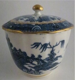 Caughley fluted Sucrier and Cover, printed with blue and white 'Pagoda' pattern with applied gilded decoration, Salopian 'S' mark, c1785