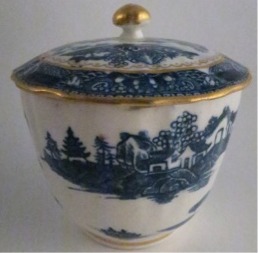 Caughley fluted Sucrier and Cover, printed with blue and white 'Pagoda' pattern with applied gilded decoration, Salopian 'S' mark, c1785