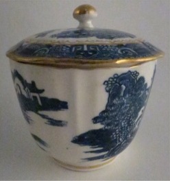 Caughley fluted Sucrier and Cover, printed with blue and white 'Pagoda' pattern with applied gilded decoration, Salopian 'S' mark, c1785