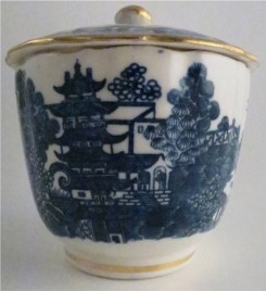 Caughley fluted Sucrier and Cover, printed with blue and white 'Pagoda' pattern with applied gilded decoration, Salopian 'S' mark, c1785