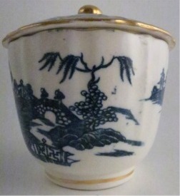 Caughley fluted Sucrier and Cover, printed with blue and white 'Pagoda' pattern with applied gilded decoration, Salopian 'S' mark, c1785