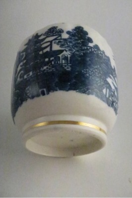 Caughley fluted Sucrier and Cover, printed with blue and white 'Pagoda' pattern with applied gilded decoration, Salopian 'S' mark, c1785