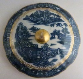 Sucrier cver - Caughley fluted Sucrier and Cover, printed with blue and white 'Pagoda' pattern with applied gilded decoration, Salopian 'S' mark, c1785