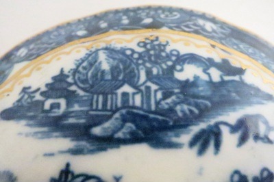 Caughley fluted Sucrier and Cover, printed with blue and white 'Pagoda' pattern with applied gilded decoration, Salopian 'S' mark, c1785