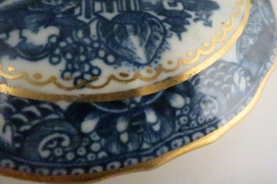 Caughley fluted Sucrier and Cover, printed with blue and white 'Pagoda' pattern with applied gilded decoration, Salopian 'S' mark, c1785