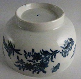 First Period Worcester Slops bowl, Decorated With The 'Three Flowers' Pattern, c1780