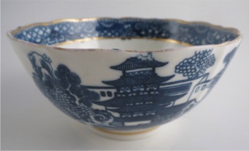 Caughley Scalloped Slops Bowl, Blue & White 'Pagoda' Landscape Pattern, c1785