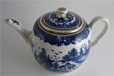 Worcester Barrel Shaped Teapot and Cover, Decorated with Blue and White prints of the Oriental 'Temple' pattern (without a bridge), c1785