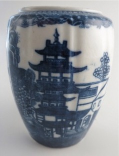 Caughley 'Barrel' Shaped Vertically Moulded Tea Canister (no lid), Decorated with Blue & White 'Pagoda' Pattern, c1785