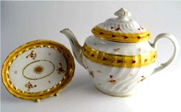 Rare Chamberlain's Worcester yellow ground oval shanked teapot, cover and teapot stand, Pattern 221, c1800