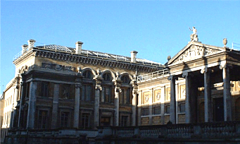 The Ashmolean Museum is housed a delightful neoclassical building with an impressive grand faade