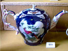 Example of Worcester Teapot - image taken at the Ashmolean Museum, Oxford